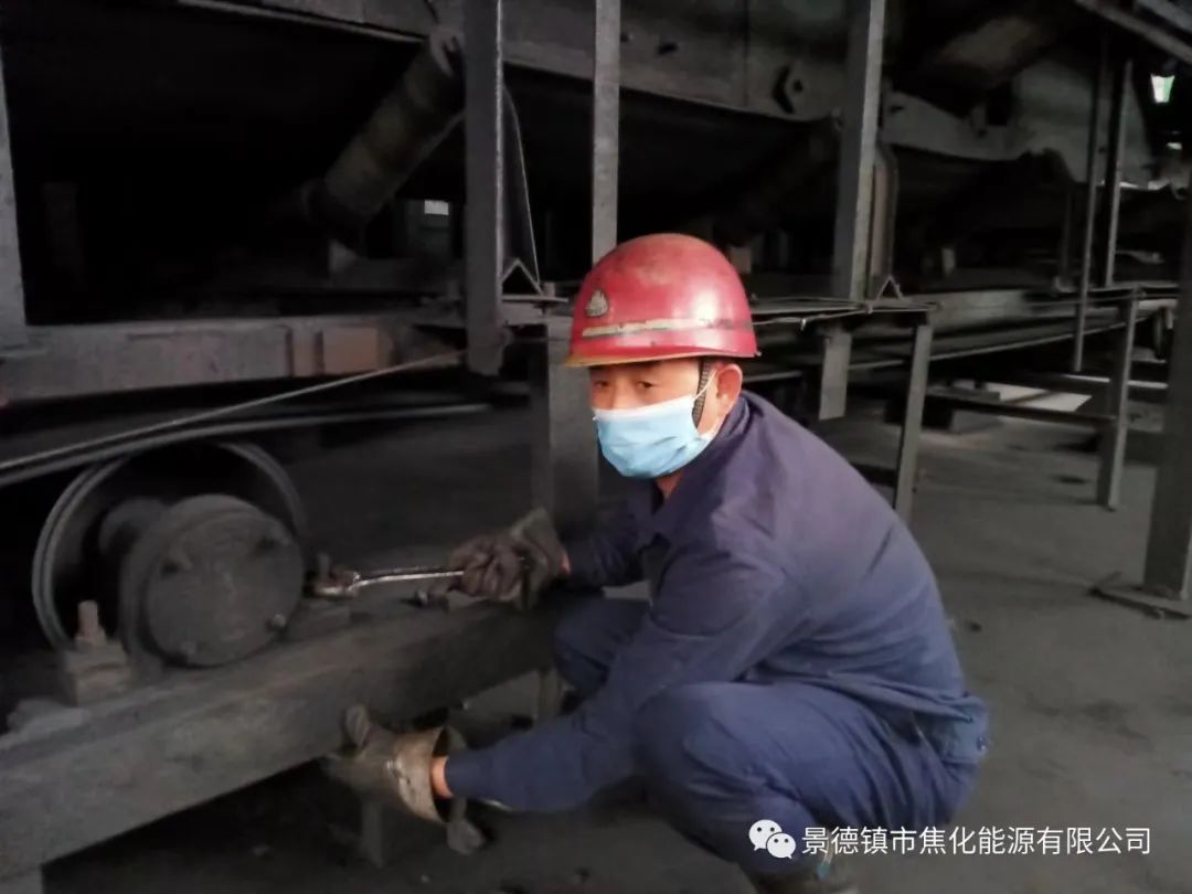“老線這邊人手不夠，你們那邊有誰可以過來支援？”“好的，我馬上來。”聽到這個(gè)消息時(shí)，羅國安剛剛結(jié)束新線的維修工作，但他二話不說，立即拿起維修包，投入到老線的維修工作當(dāng)中。每天工作10小時(shí)以上已經(jīng)成為抗疫期間的常態(tài)，雖然身體很疲憊，但是他沒有任何怨言，“確實(shí)很辛苦、很累，但現(xiàn)在正是特殊時(shí)期，只有保障公司生產(chǎn)經(jīng)營“不斷檔”，我們生活才能“不斷線”，恰恰我所在的運(yùn)輸廠就是承擔(dān)著焦炭煤炭運(yùn)輸?shù)闹匾氊?zé)，所以我更應(yīng)該恪盡職守，保障好這些設(shè)備的穩(wěn)定運(yùn)行?！?jpg